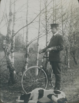 Man med cykel och hund