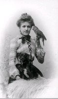 Kvinna med papegoja och hund
