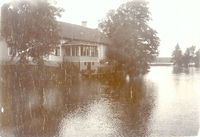 Duveholm, hus vid vattnet.