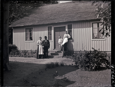 Gruppfoto framför bostadshus