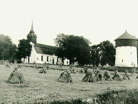 Sädesskylar framför Lerbo kyrka, 1890-tal