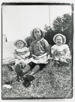 Gösta, Greta och Ragnar, Ringsö ca 1916