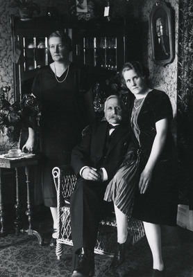 Porträtt på Karl Wilhelm Ramström med döttrar