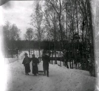 Tre personer och en kälke, vinter vid Ökna säteri i Floda socken, 1890-tal