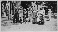 Chef liten Uggla och medlemmar av hans stam, foto taget vid Svenska Historiska Museets invigning i Philadelphia på 1930-talet