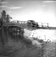 Björkvik får bro byggd av bockar, foto 1954.