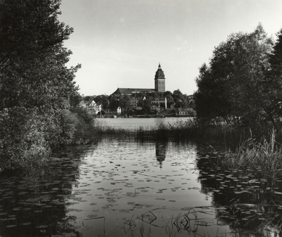 Foto från Tosterön mot rådhuset och domkyrkan i Strängnäs