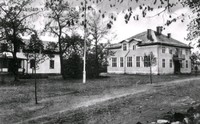 Till höger Kyrkskolan, riven på 1950-talet.