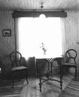 Interiör med stolar och bord, Gården Kinger