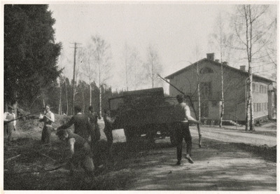 Elever lastar grenar på en lastbil vid Solbacka Läroverks elevhem Österbo, 1934