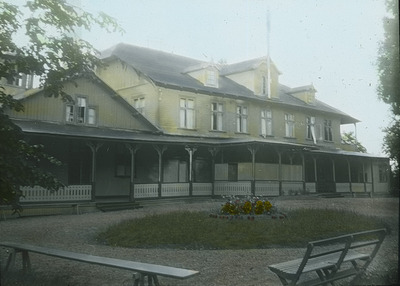 Ett gult trähus, möjligtvis en järnvägsstation