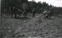 Vårbruk vid Espedal, Husby-Oppunda, Georg och Martin Åkerman, Simon Lindström på 1920-talet