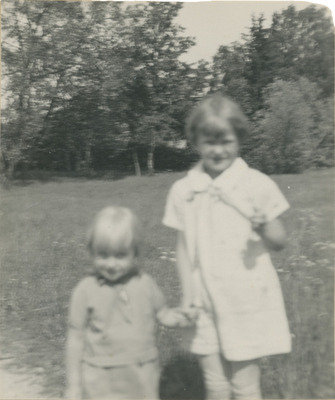 Porträtt på två barn, 1920-talet