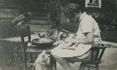 Emy Hall rensar fisk, 1932