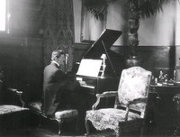 Bernhard Österman spelar piano