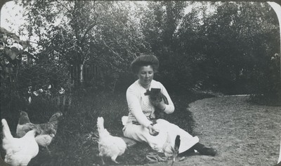Hildur Lundqvist med katt och höns i trädgård