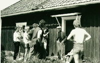 Ivar Karlsson på Långmaren berättar för en grupp besökare 1988