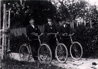 Frans Thusell, John Karlsson och Karl Spann med cyklar, Västra Vingåker
