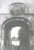 Porten med hertig Karls vapen, Före restaureringen.