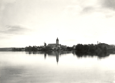 Strängnäs från nordväst. Visholmens kulle ej bortschaktad.