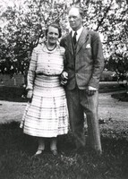 Porträtt på en man och en kvinna i en trädgård