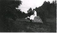 Kvinna på en sten vid Björkliden