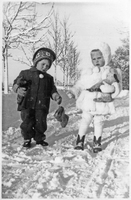Marita och Christina i Vagnhärad 1946