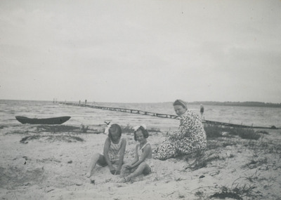 Kvinna med barn vid havet, 1930/40-tal