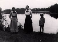 Sten Brewitz med sin mamma Elin Brewitz och fostermor Ida Lind, Högsjö bruk