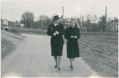 Två vänner på promenad, 1946.