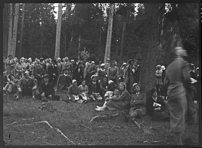 Folksamling i skogen