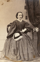 Ateljéfoto, kvinna med vid kjol, 1860-tal