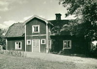 Vreta med manbyggnad uppförd på 1700-talet och tillbyggd på 1890-talet.