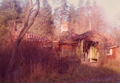 Förfallet hus i Förola 1975
