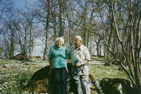 Ruth Karlsson och Karl Johan Nilsson på promenad i skogen