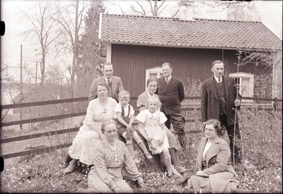 Familjeporträtt framför huset