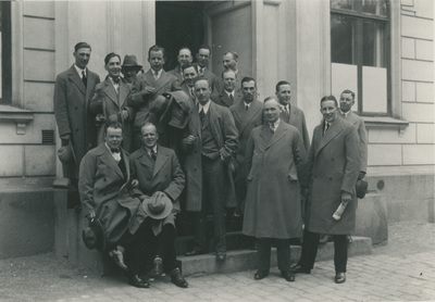 Gruppfoto av män på en trappa