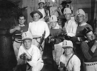 Ungdomar i militärmössor med vapen 1923, troligen medverkar Folke Ahlstrand