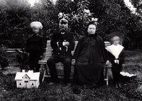 Stationsmästare Boberg med familj vid Fridhem, 1870-tal