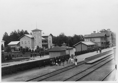 Vingåkers järnvägsstation, till höger, med en låg tillbyggnad som innehöll postkontoret