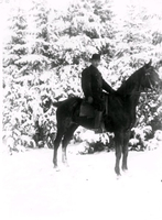 Kusken Sven Andersson till häst, vintertid vid Högsjö säteri
