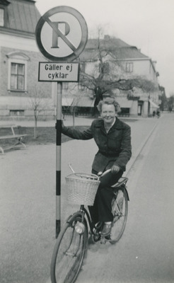 Eivor Gemzell på cykel, 1940/50-tal