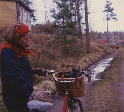 Barbro Sjögren med katten Fritz i cykelkorg