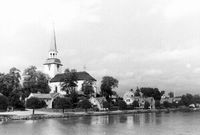 Mariefreds kyrka sedd från Mälaren.