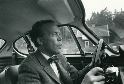 Porträtt på Gösta Mattsson i sin bil