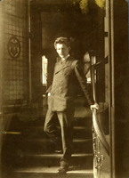 Konstnären Emil Österman i hotelltrappan på Hotel de France i Amsterdam, december 1898