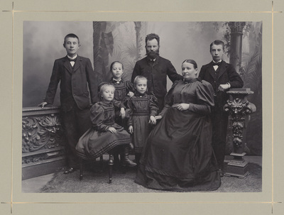 Porträtt på familj Andersson i studio, 1890-tal