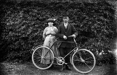 Fjärdingsman Karl Jacob och Augusta Halldin, med cykel, Husby-Oppunda på 1920-taelt