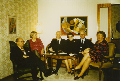 Gruppfoto med makarna Höglund i ett vardagsrum