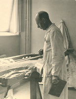 Arbete med relief till Borlänge krematorium, 1955
